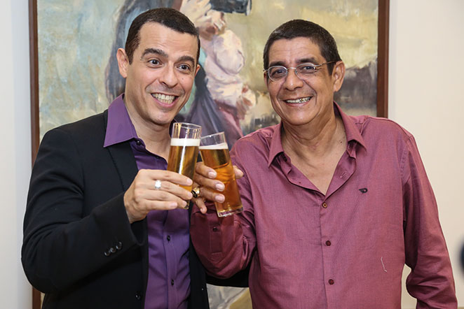 Zeca Pagodinho recebe amigos em lançamento de musical