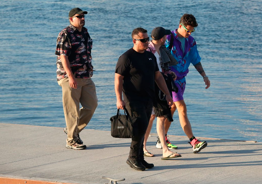 John Mayer estava acompanhado de amigos e seguranças
