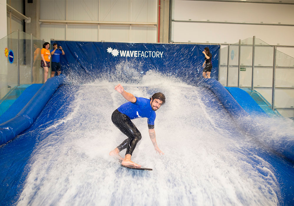 Caio Castro mostra habilidade em surf indoor