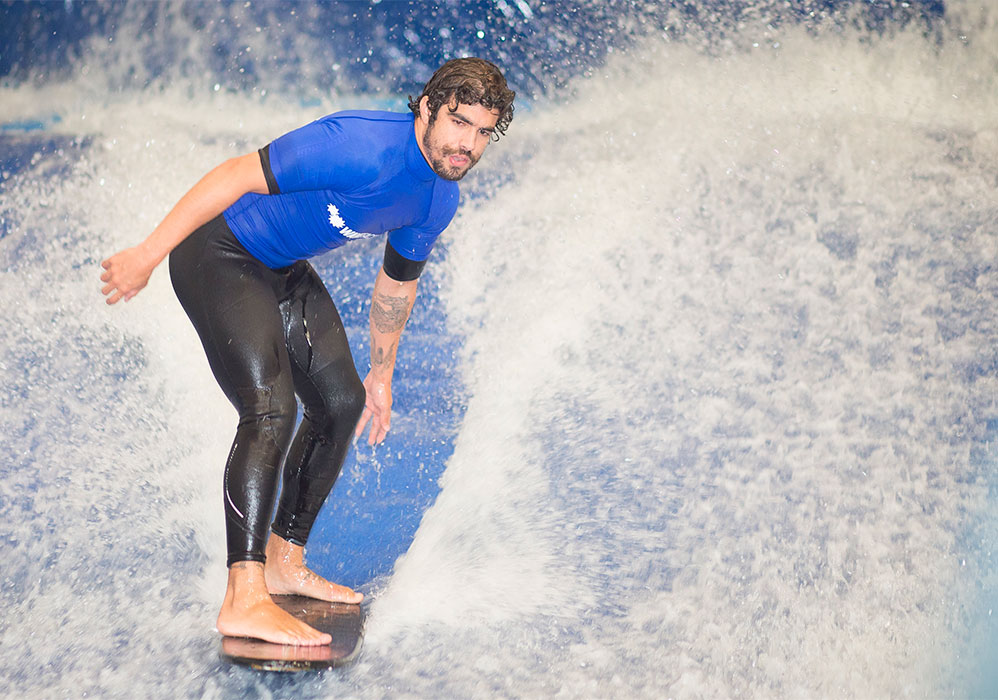Caio Castro mostra habilidade em surf indoor