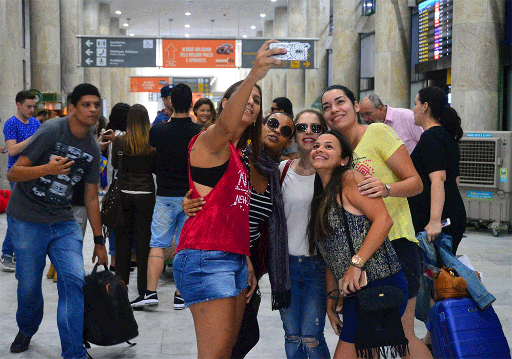 Famosos são puro estilo em aeroporto