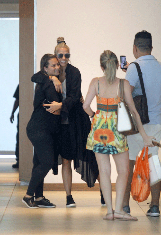 Adriane Galisteu passeia com amigos pelo Rio de Janeiro