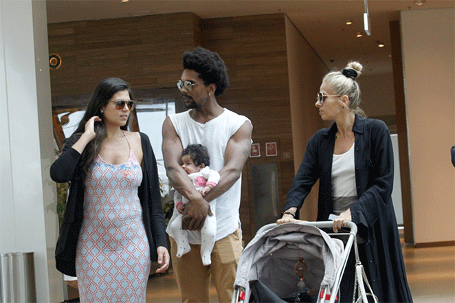 Adriane Galisteu passeia com amigos pelo Rio de Janeiro