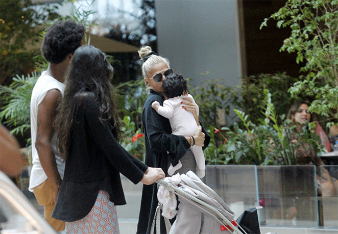 Adriane Galisteu passeia com amigos pelo Rio de Janeiro