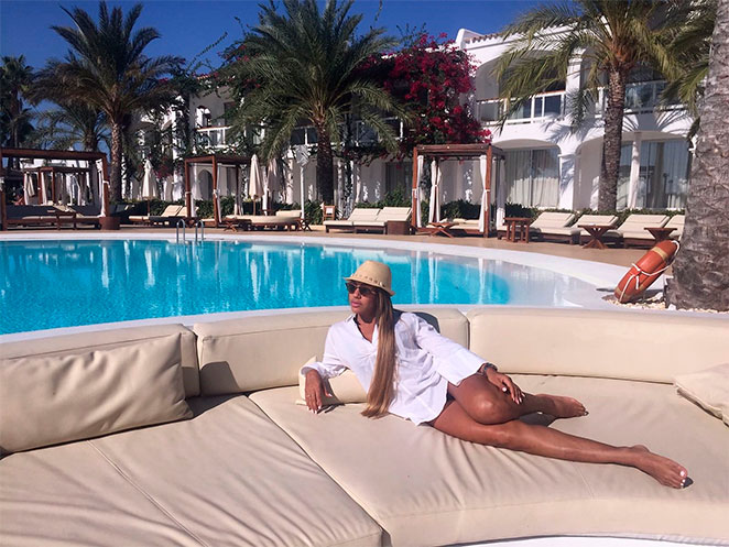 Ana Paula Evangelista curte calor de Ibiza