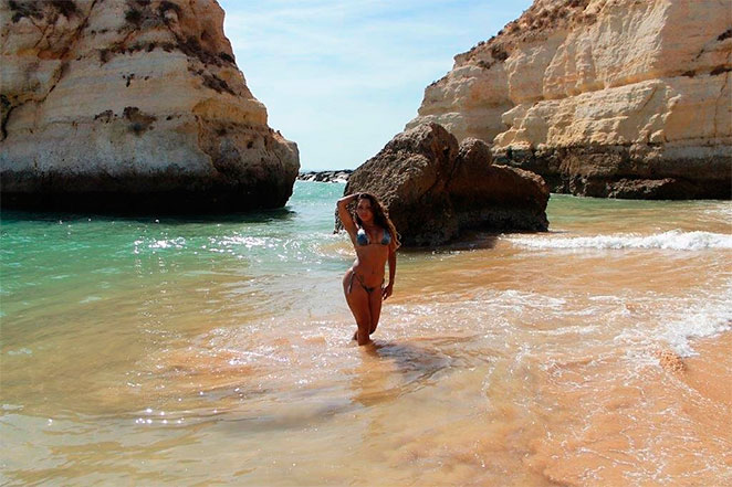 Ana Paula Evangelista mostra corpão em praia lusitana