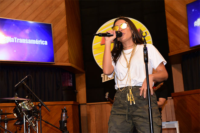 Anitta participa de programa de rádio