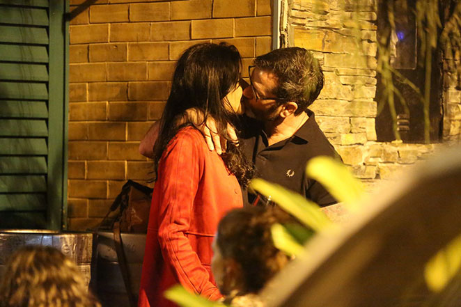 Anna Lima beija muito na noite carioca