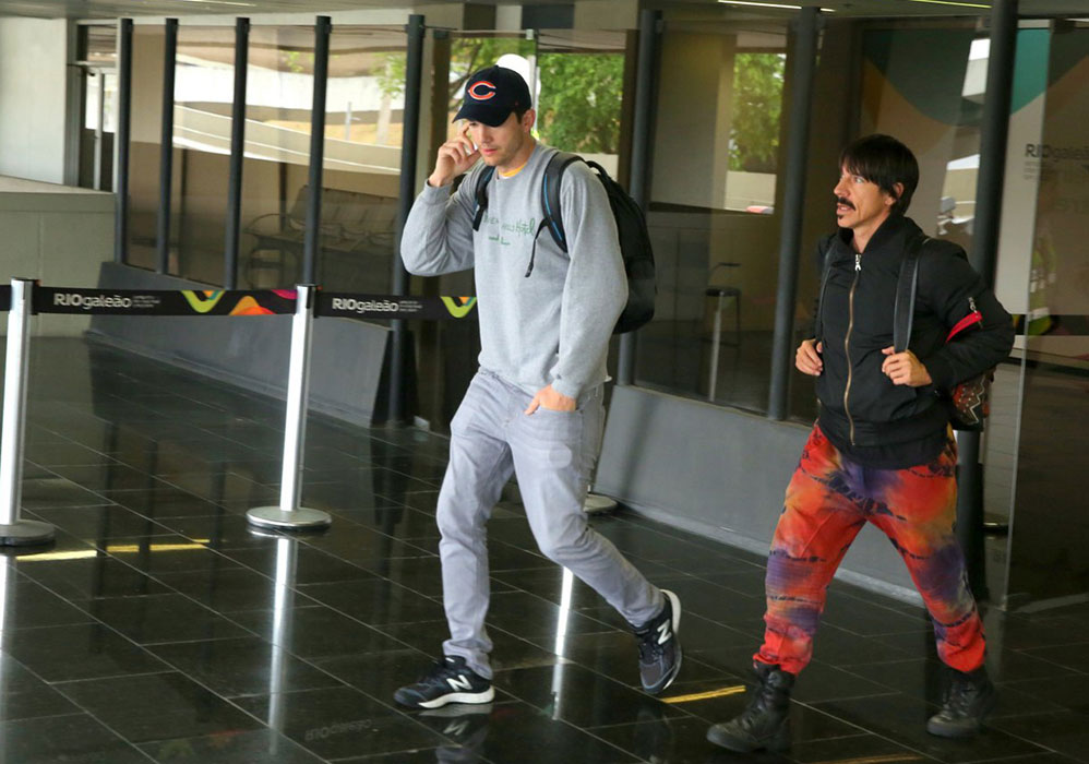 Ashton Kutcher e Anthony Kiedis, do Red Hot Chili Peppers, foram perseguidos desde a chegada ao aeroporto Santos Dumont, no Rio
