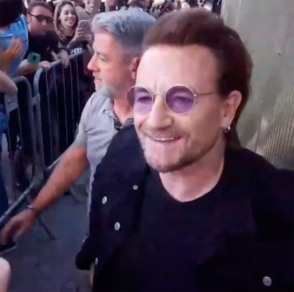 Desde sua passagem por São Paulo, Bono Vox é um show de simpatia e, no Rio de Janeiro, não foi diferente, já que passeou pela cidade e distribuiu autógrafos