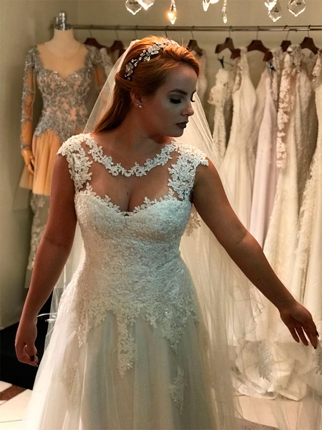 Brunninha faz prova de vestido de noiva
