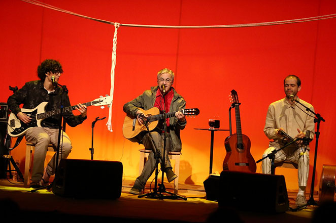 Caetano Veloso encanta em apresentação com os filhos