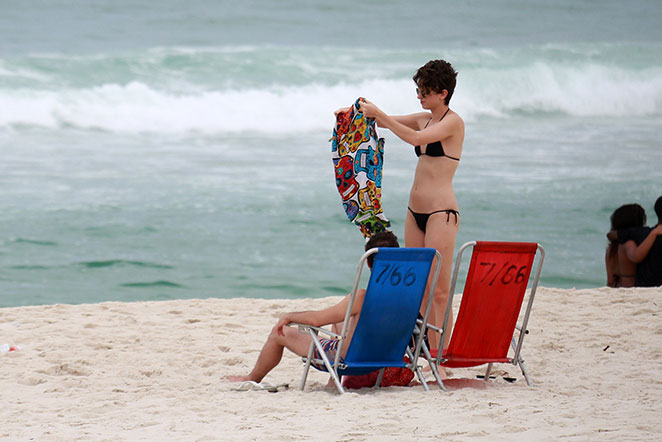 Carol Duarte curte o início das férias em praia no Rio