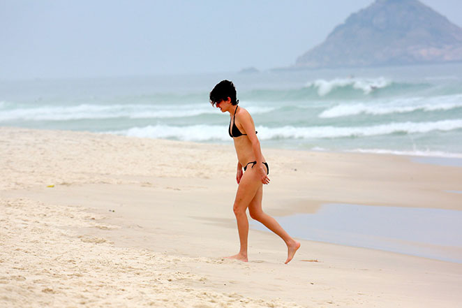 Carol Duarte curte o início das férias em praia no Rio