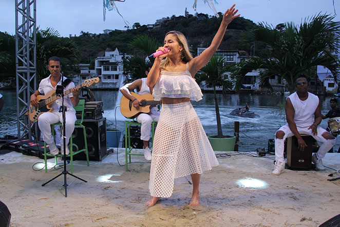 Claudia Leitte arrasa em novo projeto, no Rio