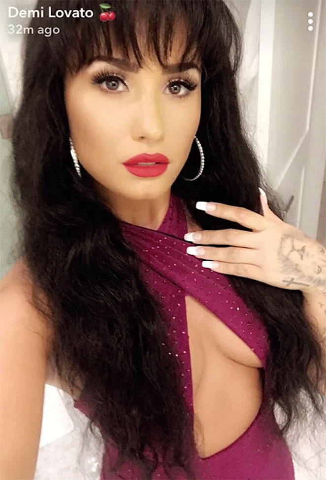 Demi Lovato surpreende ao aparecer fantasiada de Selena