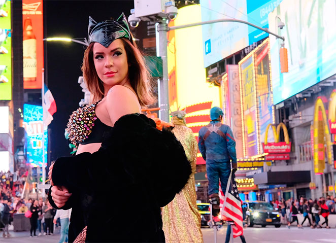 Denise Dias se veste de Mulher-Gato na Times Square