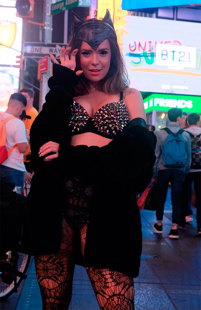 Denise Dias se veste de Mulher-Gato na Times Square