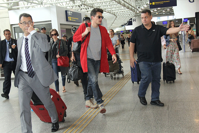 Depois do último show no Brasil, John Mayer embarca no RJ