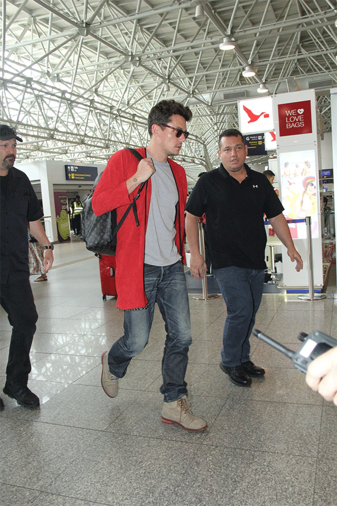 Depois do último show no Brasil, John Mayer embarca no RJ