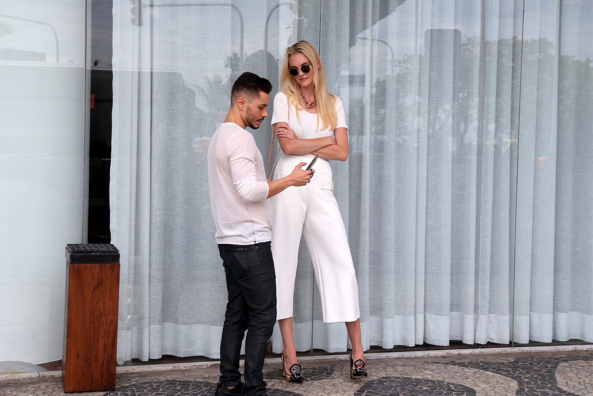 Carol Trentini arrasa no look para curtir o Rio com amigo