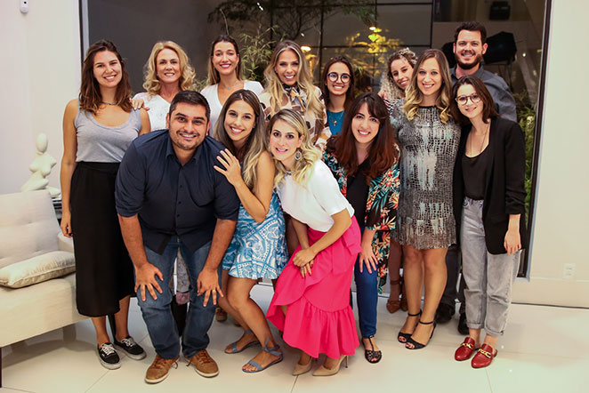 Estilosa, Adriane Galisteu prestigia evento com famosas