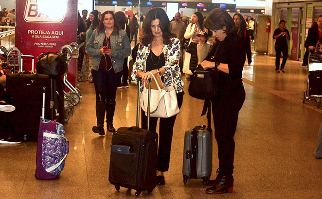 Fátima Bernardes tira foto com fãs e embarca para férias