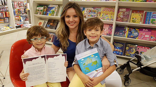 Filhos de Adriana de Castro fazem tarde de autógrafos, em SP