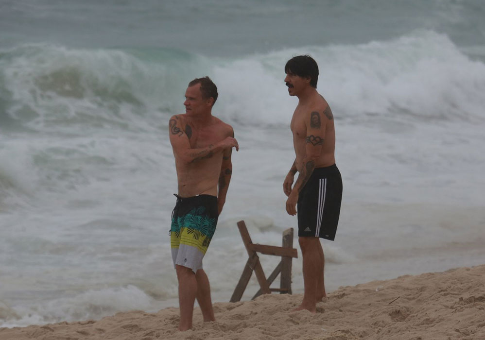 Anthony Kiedis gostou bastante das praias cariocas e, depois da companhia de Ashton Kutcher, foi ao local com seu parceiro de banda, Flea