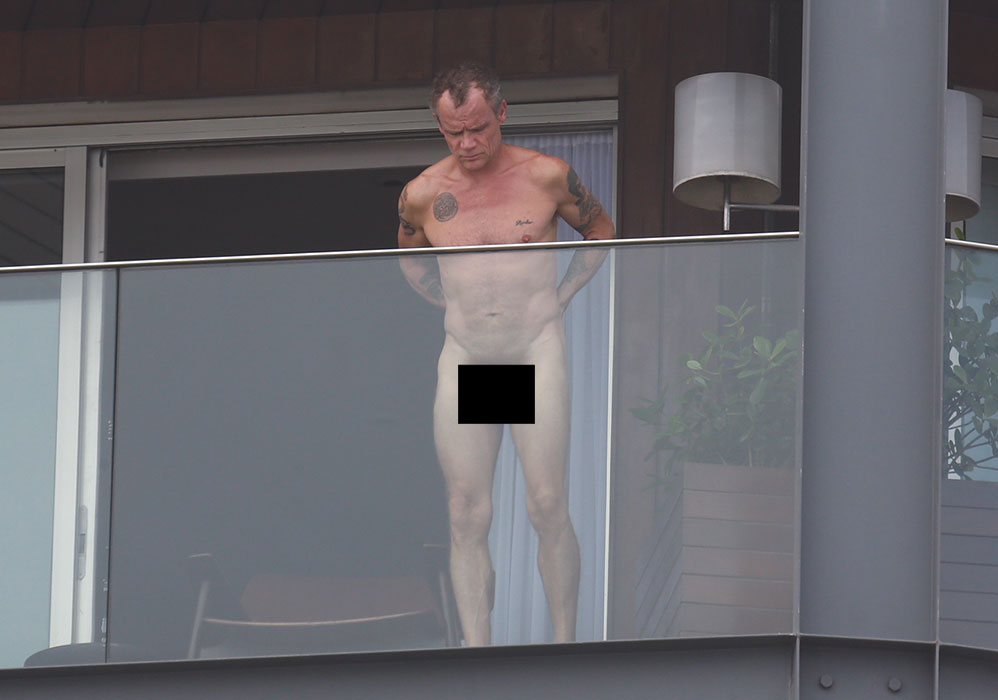 Flea, baixista do Red Hot Chili Peppers, ficou bastante à vontade na sacada do hotel em que ficou hospedado no Rio