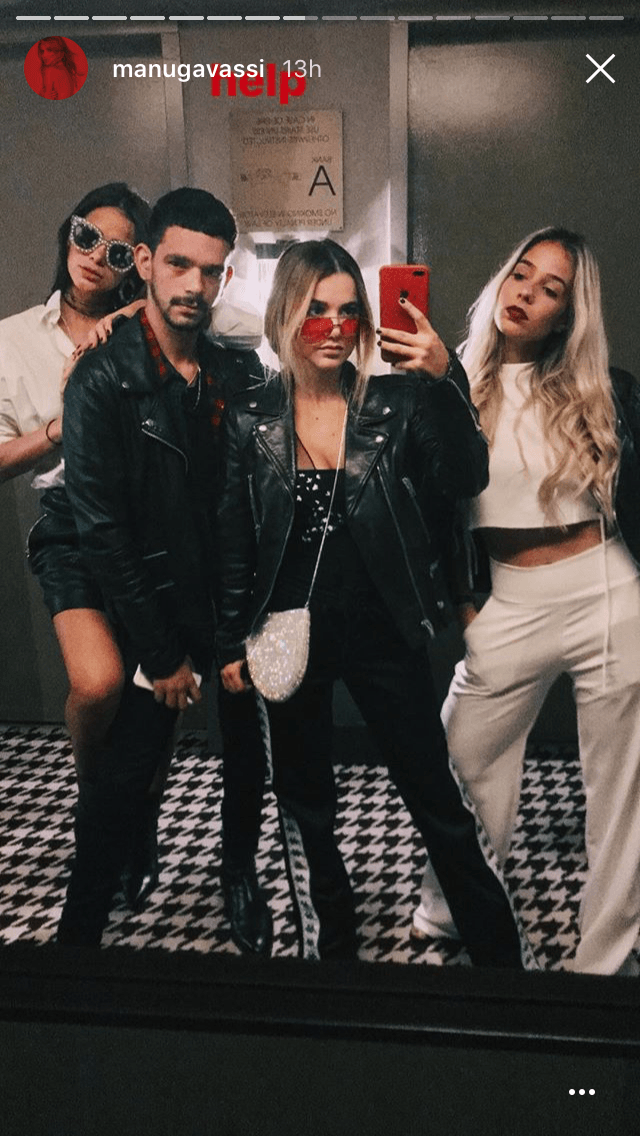 Bruna Marquezine curte noite com os amigos