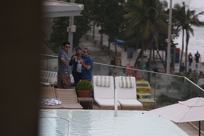 John Mayer curte dia na piscina com amigos no Rio