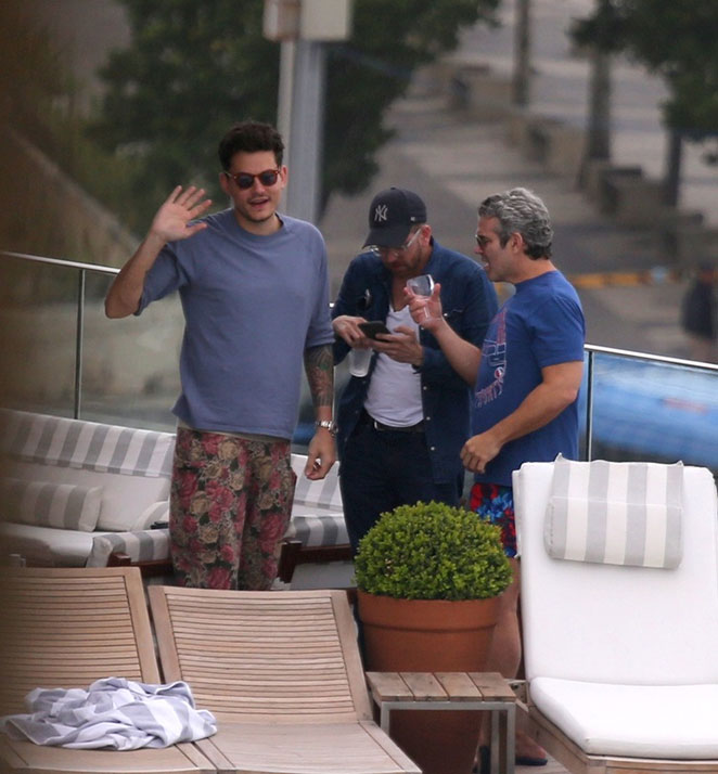 John Mayer curte dia na piscina com amigos no Rio