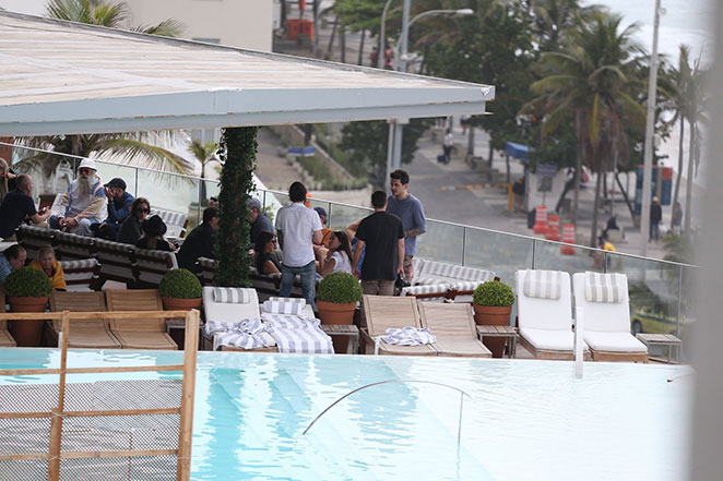 John Mayer curte dia na piscina com amigos no Rio