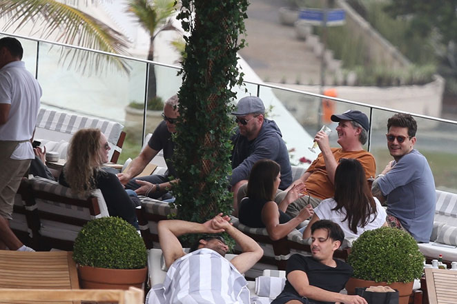 John Mayer curte dia na piscina com amigos no Rio