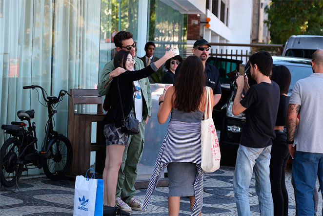 John Mayer esbanja simpatia com fãs em aeroporto no Rio