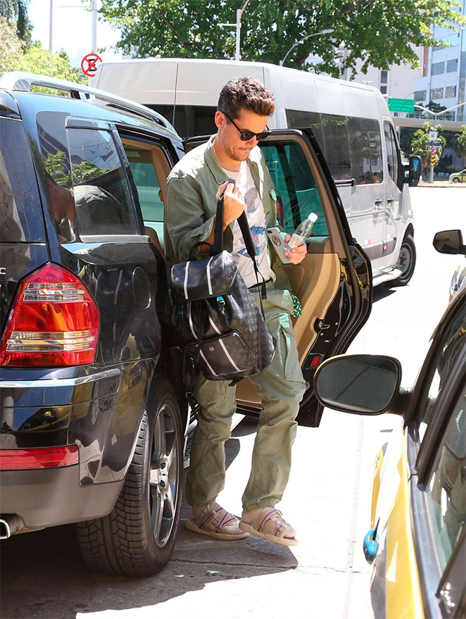 John Mayer esbanja simpatia com fãs em aeroporto no Rio