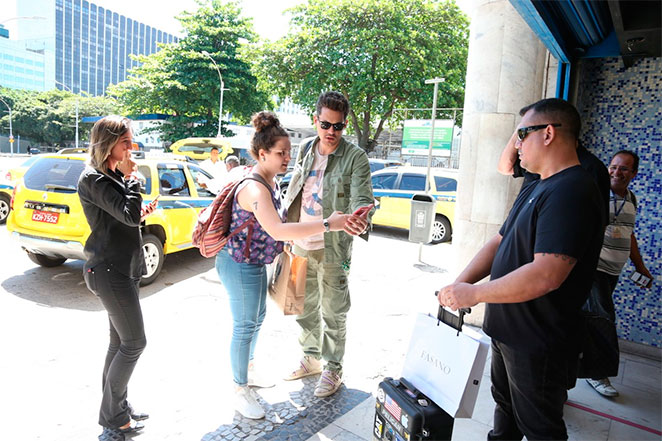 John Mayer esbanja simpatia com fãs em aeroporto no Rio