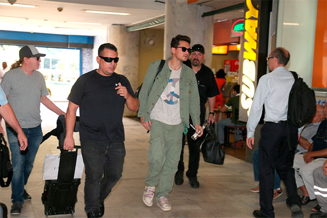 John Mayer esbanja simpatia com fãs em aeroporto no Rio