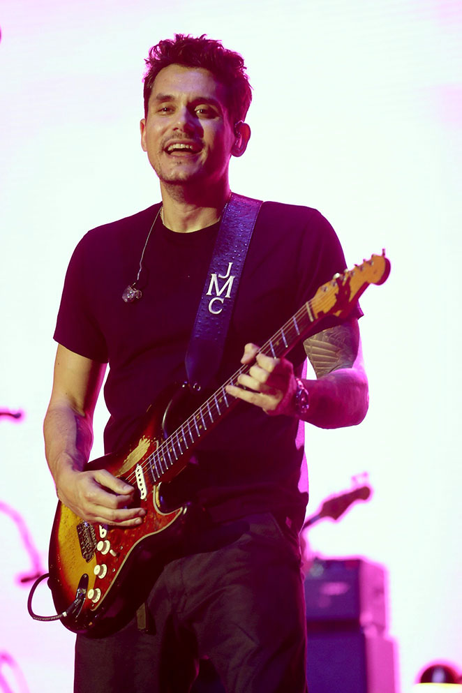 John Mayer se apresenta com plateia de convidados famosos