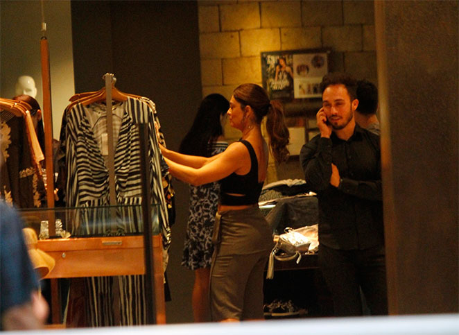 Juliana Paes aposta em look estiloso para tarde de compras
