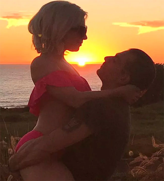 Lady Gaga posta momentos românticos com namorado na web