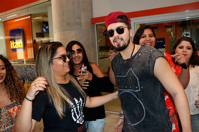 Luan Santana é cercado por fãs em aeroporto