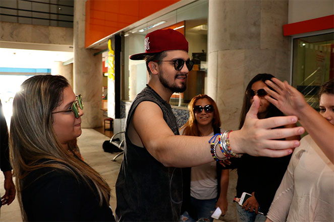 Luan Santana é cercado por fãs em aeroporto