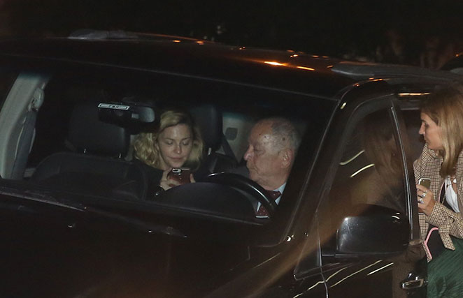 Madonna deixa o Brasil com a família