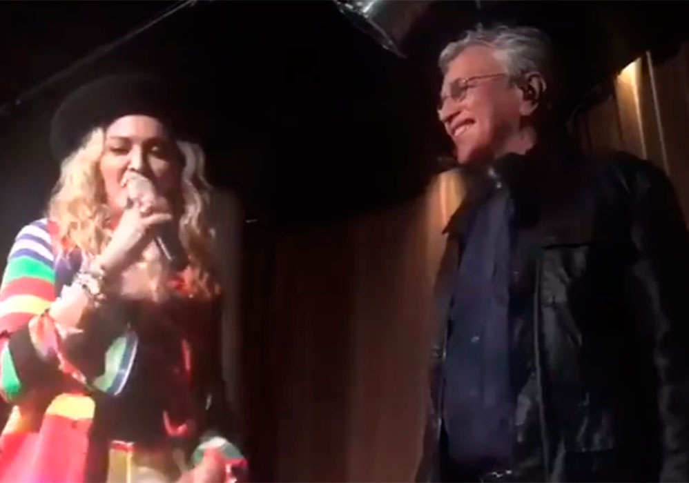 Antes da cerimônia, aconteceu um pré-casamento com show de Caetano Veloso, que Madonna não só fez questão de estar presente, como reverenciar o cantor brasileiro