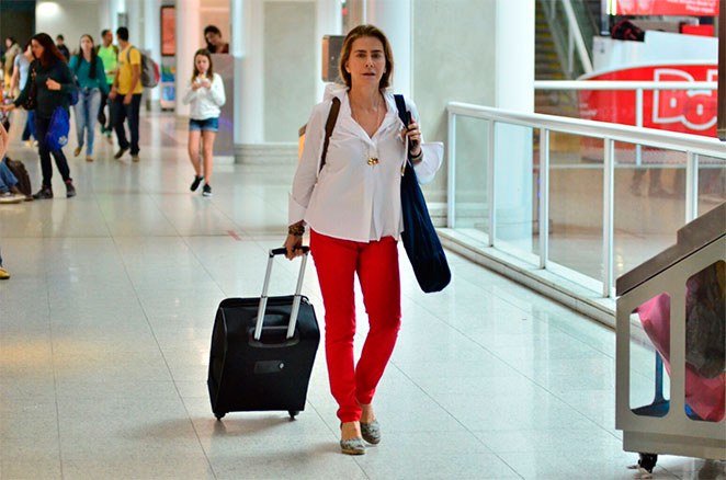 Maitê Proença é vista embarcando no aeroporto do RJ 