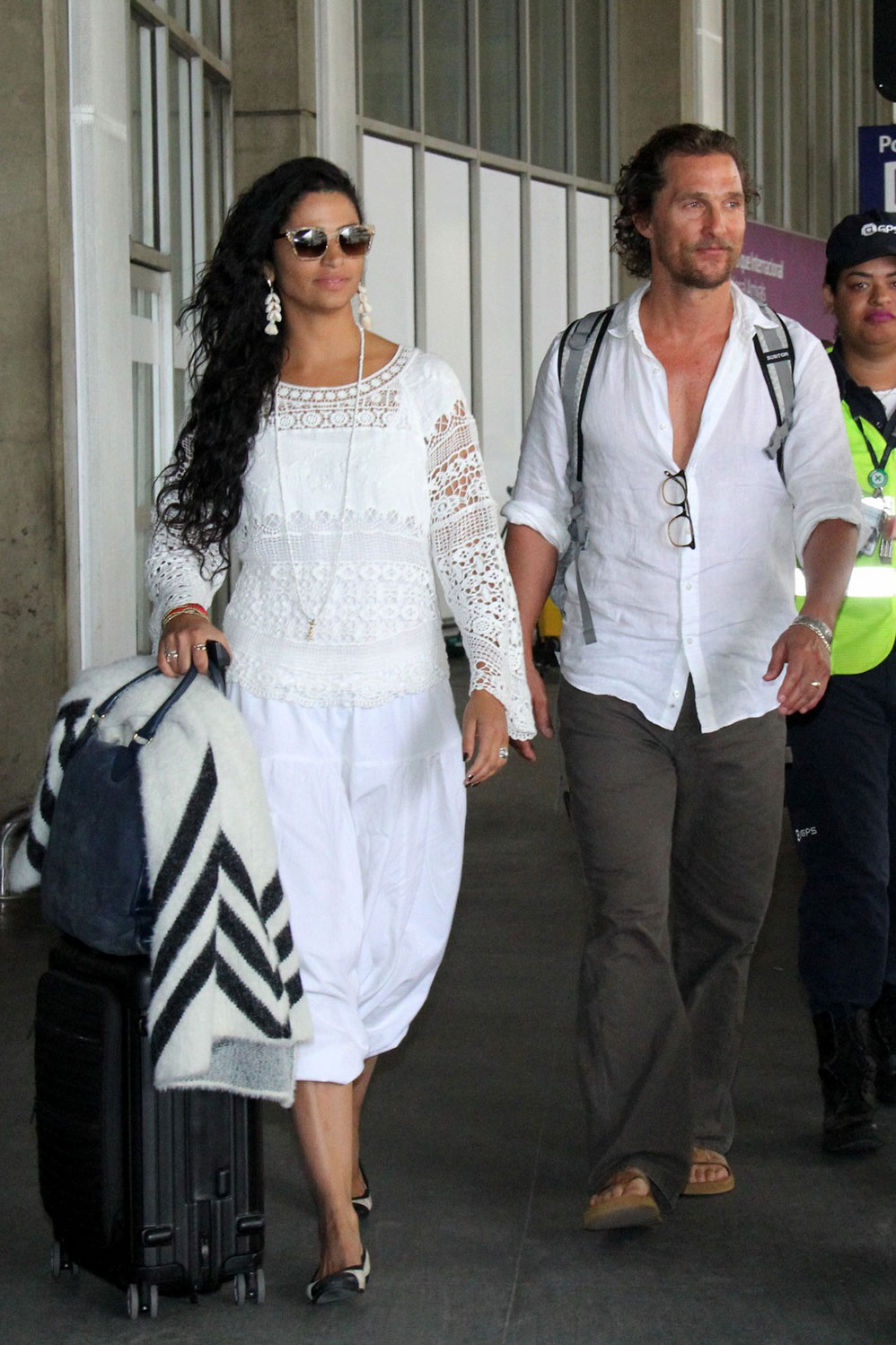 Matthew McConaughey e Camila Alves no momento em que chegaram ao Brasil