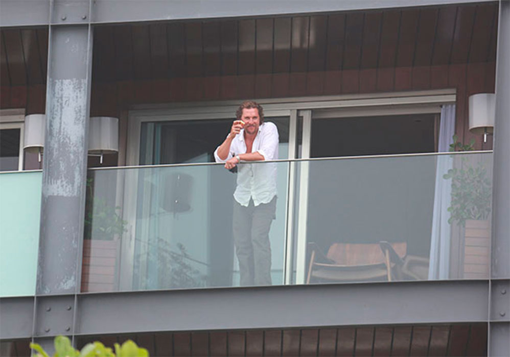 Matthew McConaughey, que é presente frequente por aqui por conta da esposa Camila Alves, preferiu ficar recluso no hotel até a hora do casamento, mas chegou a ser clicado na sacada de seu quarto 