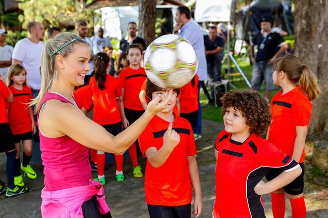 Milene Domingues vira professora de futebol em novela